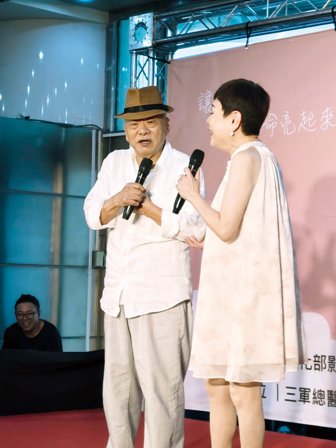 藝人凌峰演唱船歌